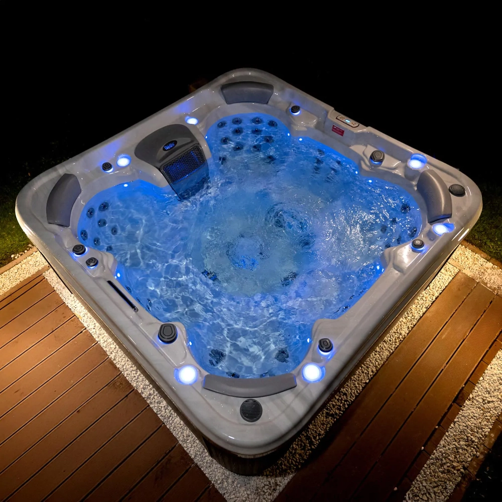 Wellis_Vienna_Life_hot_tub_lifestyle14.webp