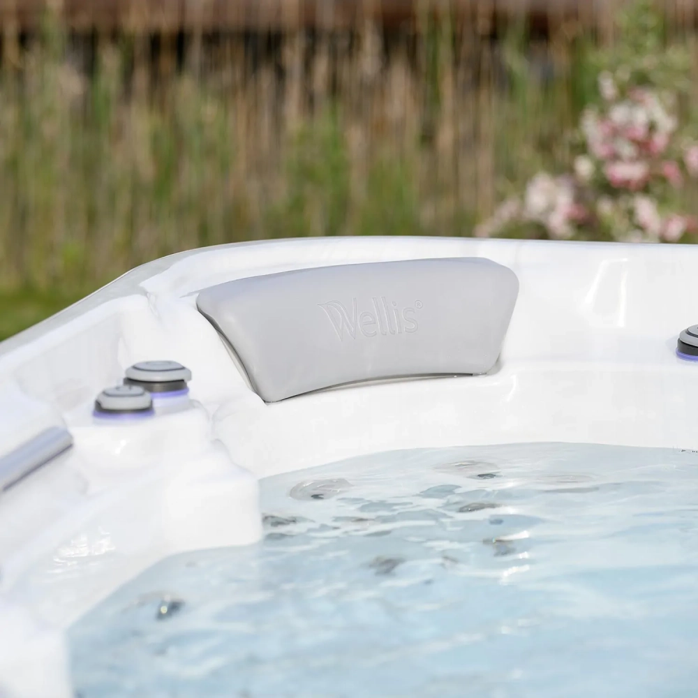 Wellis_Vienna_Life_hot_tub_lifestyle1.webp