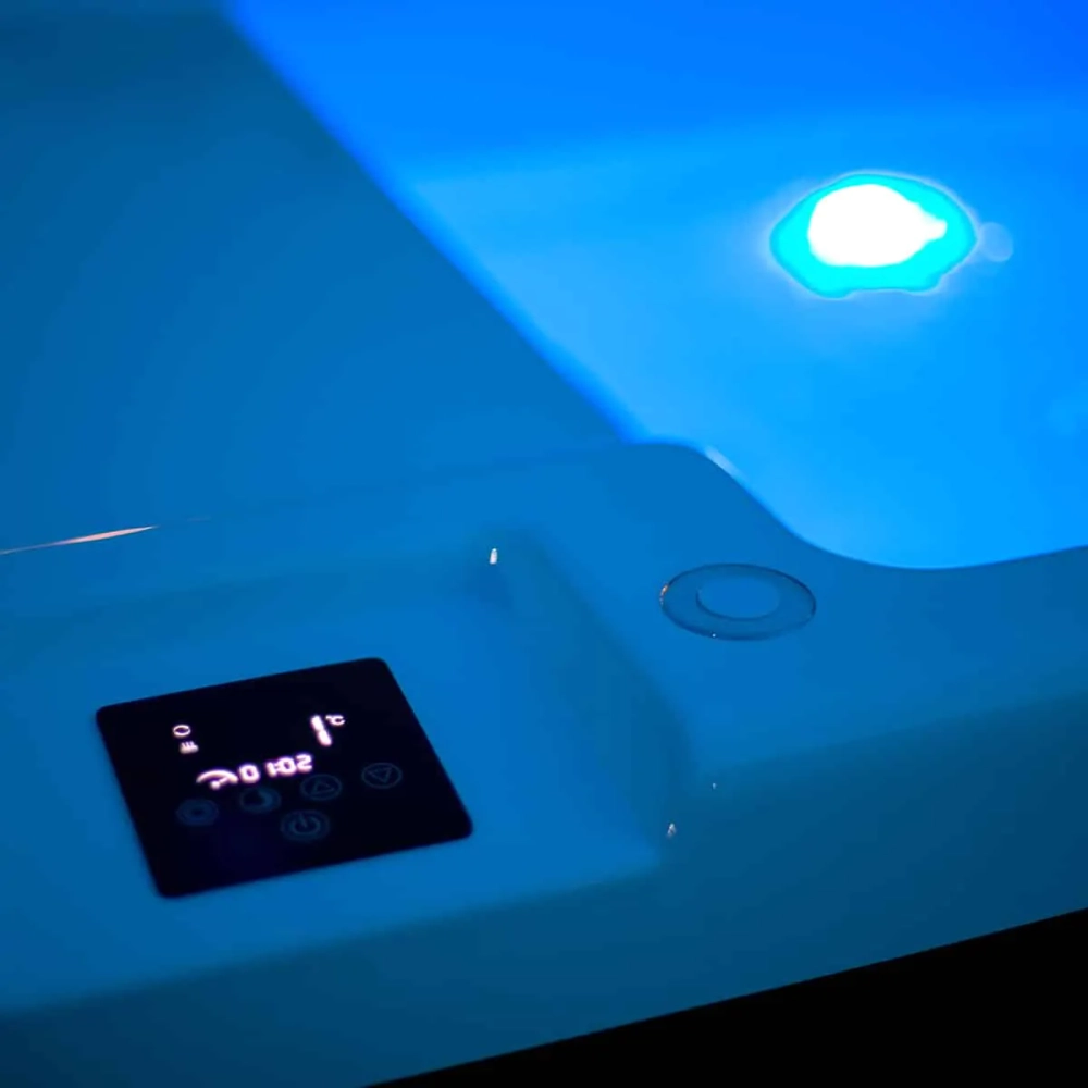 Iceland_cold_plunge-tub_computer_night.webp