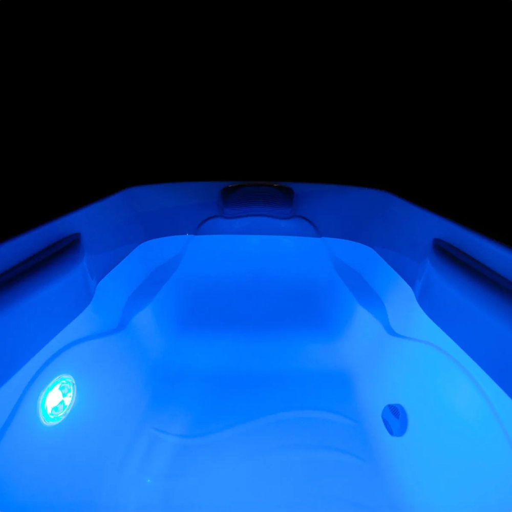 Iceland_cold_plunge-tub_lights_night.webp